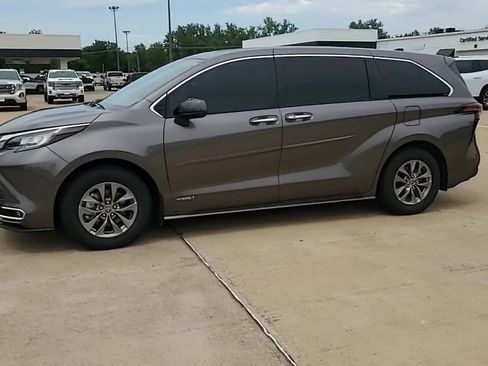 Used 2021 Toyota Sienna XLE AWD/4WD image 5