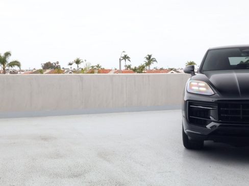 New 2026 Porsche Cayenne Coupe AWD/4WD image 12