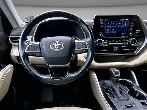 Used 2021 Toyota Highlander XLE AWD/4WD image 8