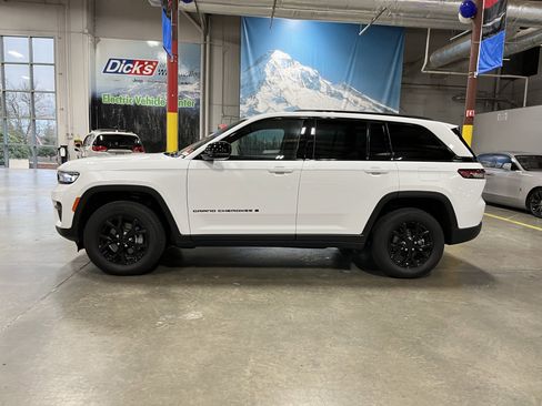 Certified 2025 Jeep Grand Cherokee Altitude image 2