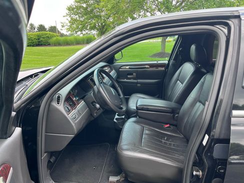 Used 2008 Lincoln Town Car Executive RWD image 26