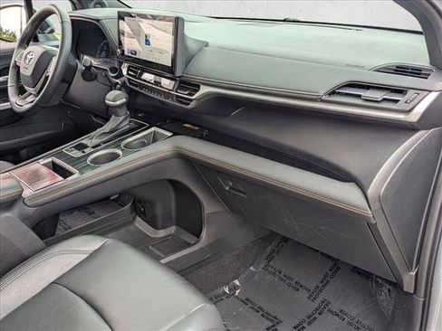 Used 2025 Toyota Sienna XLE Woodland Edition image 23