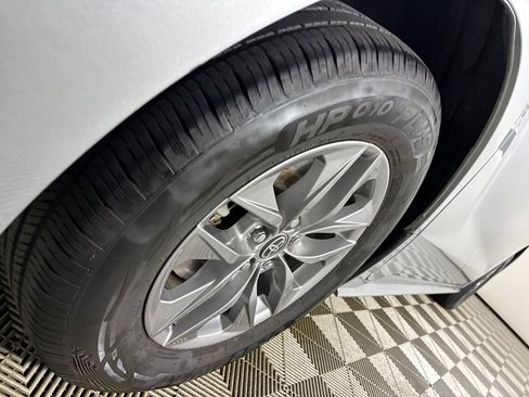 Used 2024 Toyota Sienna XLE FWD image 30