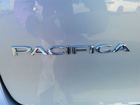 Certified 2024 Chrysler Pacifica Touring-L image 15