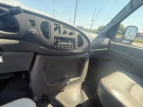 Used 2006 Ford E-350 and Econoline 350 Super Duty RWD image 13