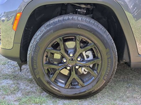 Used 2025 Jeep Grand Cherokee Altitude AWD/4WD image 12
