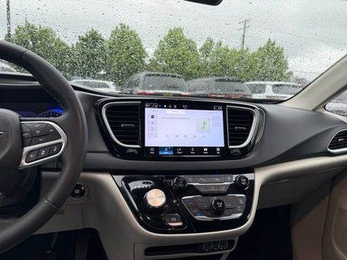 Used 2023 Chrysler Pacifica Touring-L FWD image 21