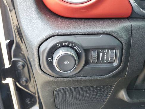 Used 2019 Jeep Wrangler Unlimited Rubicon w/ Dual Top Group AWD/4WD image 13