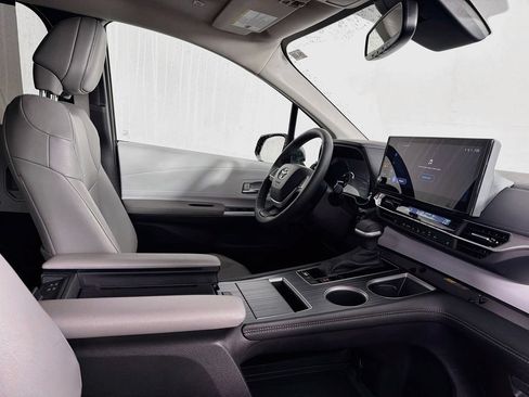 Used 2025 Toyota Sienna XLE FWD image 38