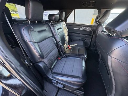 Used 2025 Ford Explorer ST-Line w/ ST-Line Street Pack AWD/4WD image 28