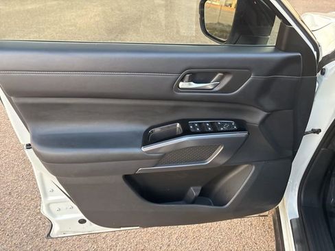 Certified 2023 Nissan Pathfinder SL w/ Lighting Package (N92) image 13