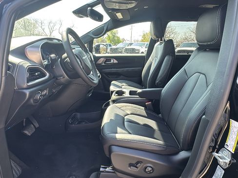 New 2026 Chrysler Pacifica Select image 9