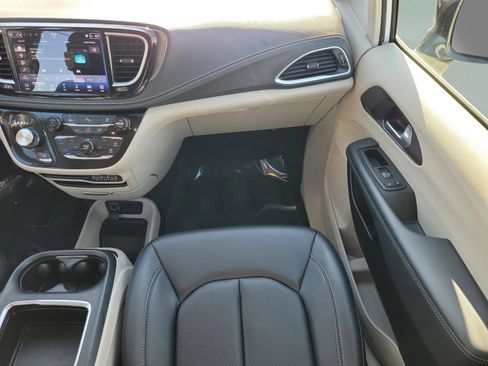 Used 2024 Chrysler Pacifica Select image 15