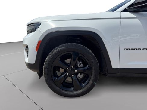 Used 2023 Jeep Grand Cherokee Altitude RWD image 9