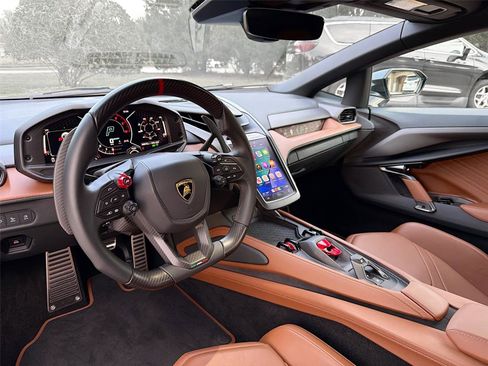 Used 2024 Lamborghini Revuelto image 9