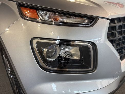 Used 2025 Hyundai Venue SE image 11