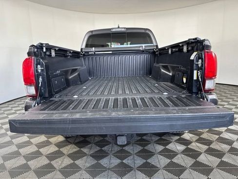 Used 2018 Toyota Tacoma TRD Sport AWD/4WD image 19