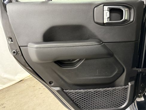 Used 2022 Jeep Wrangler Unlimited Sahara image 17