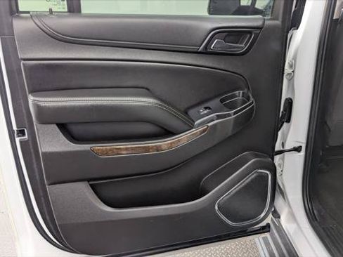 Used 2018 Chevrolet Suburban LS RWD image 16