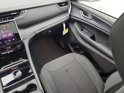 New 2025 Jeep Grand Cherokee L Laredo image 18