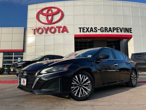 Used 2025 Nissan Altima 2.5 SV image 2