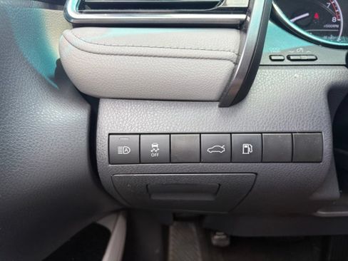 Used 2018 Toyota Camry SE FWD image 16
