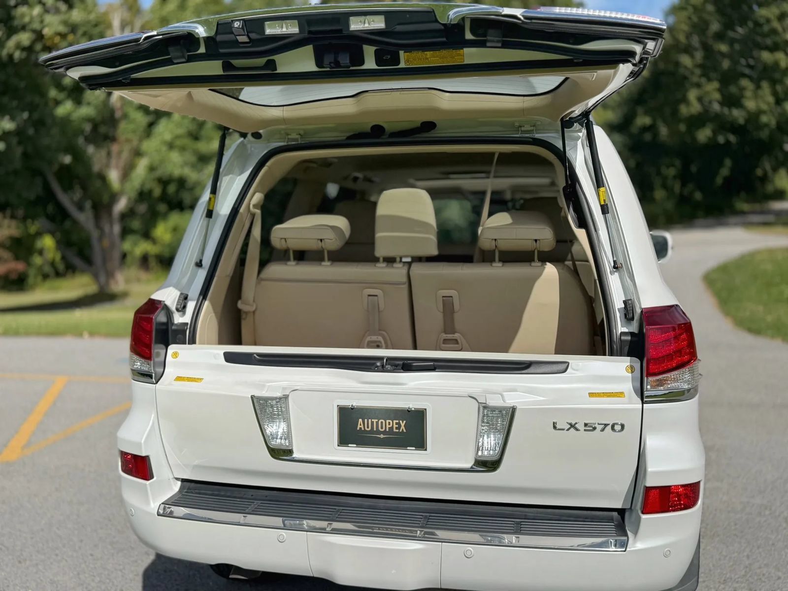 Used 2013 Lexus LX 570 4WD w/ Luxury Pkg image 46