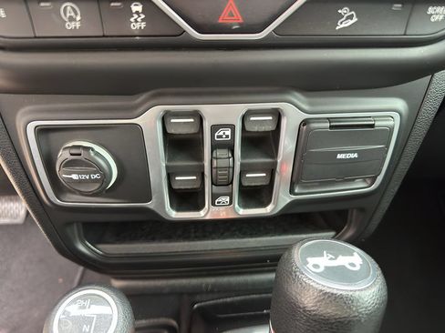 Used 2018 Jeep Wrangler Unlimited Sport S AWD/4WD image 26