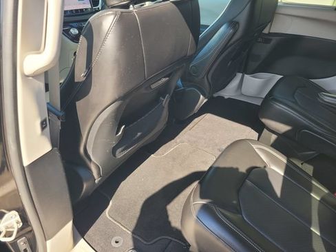 Used 2023 Chrysler Pacifica Touring-L FWD image 14