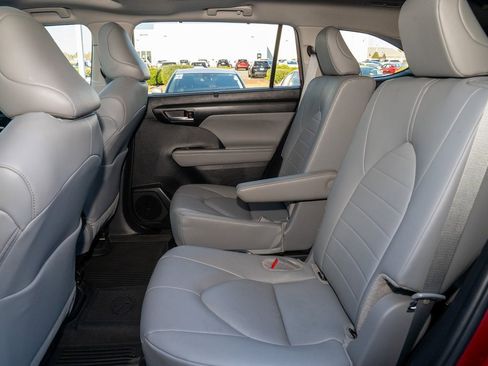 Certified 2025 Toyota Highlander XLE image 10