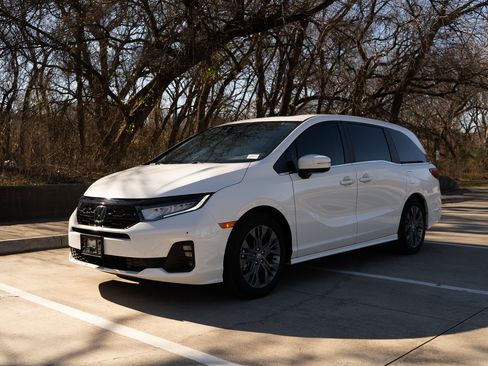 Used 2025 Honda Odyssey Touring image 5