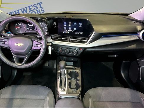 Used 2025 Chevrolet Trax LS w/ LS Convenience Package FWD image 8