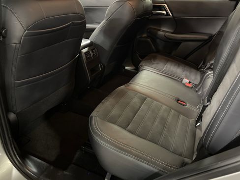 Used 2024 Mitsubishi Outlander SE image 11