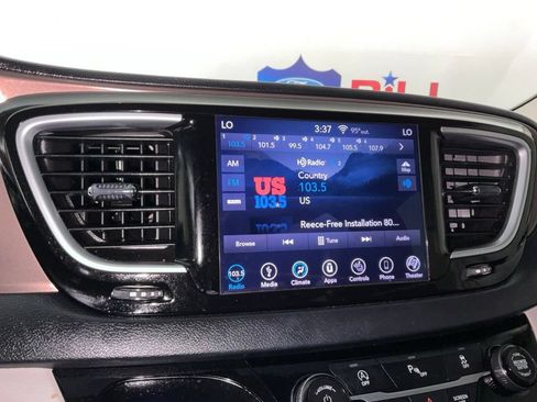 Used 2018 Chrysler Pacifica Touring-L Plus FWD image 22