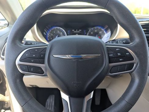 Used 2018 Chrysler Pacifica Touring Plus w/ Tire & Wheel Group FWD image 27
