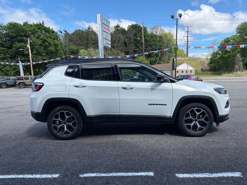 Certified 2025 Jeep Compass Limited AWD/4WD image 6