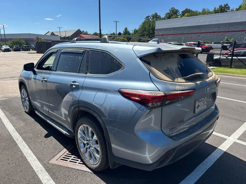 Used 2022 Toyota Highlander Limited FWD image 3