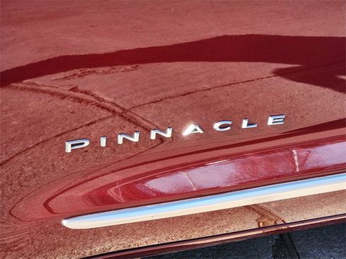 Used 2023 Chrysler Pacifica Pinnacle image 12