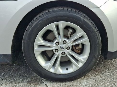 Used 2015 Ford Taurus SE image 9