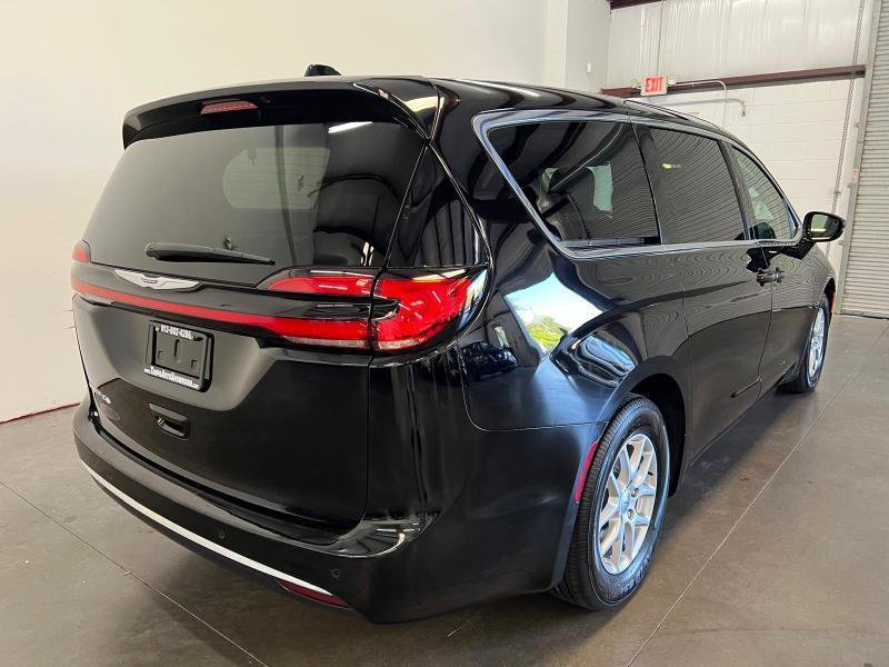 Used 2024 Chrysler Pacifica Touring-L FWD image 7