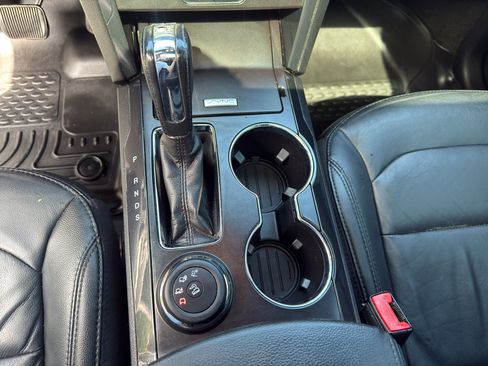 Used 2017 Ford Explorer XLT w/ Equipment Group 202A AWD/4WD image 15