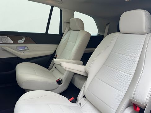 Used 2024 Mercedes-Benz GLS 450 4MATIC image 42