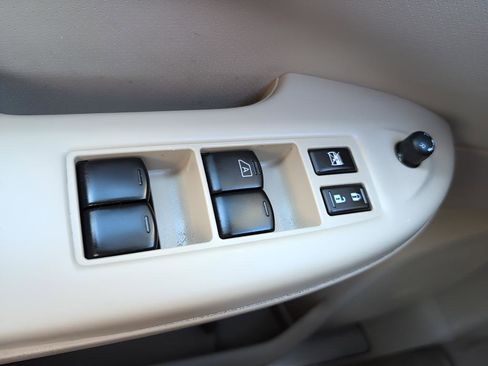 Used 2011 Nissan Quest S image 18