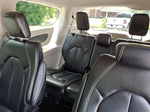 Used 2023 Chrysler Pacifica Touring-L FWD image 15