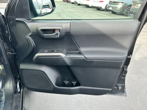 Used 2017 Toyota Tacoma TRD Off-Road w/ Premium & Technology Package image 26