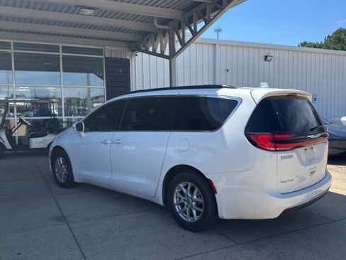Used 2022 Chrysler Pacifica Touring-L FWD image 3