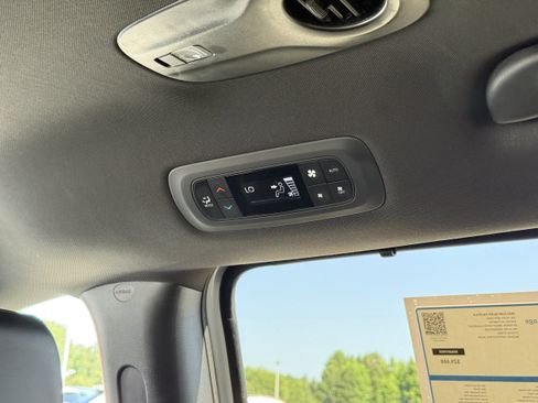 Used 2025 Chrysler Pacifica Select FWD image 23