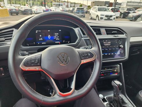 Used 2022 Volkswagen Tiguan SE image 18