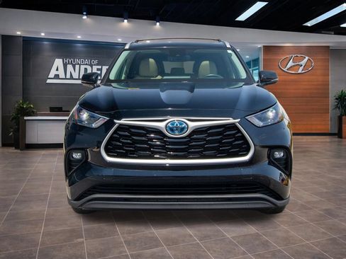 Used 2022 Toyota Highlander XLE AWD/4WD image 4