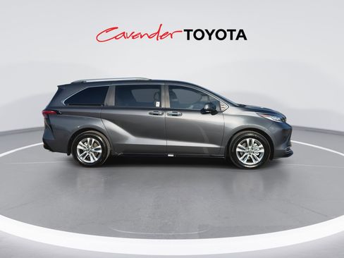 Certified 2025 Toyota Sienna Limited image 9